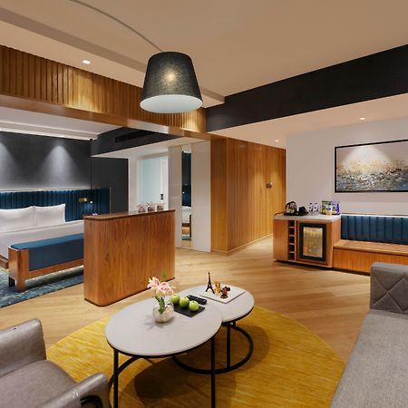 Novotel Mumbai Juhu Beach Экстерьер фото Suite