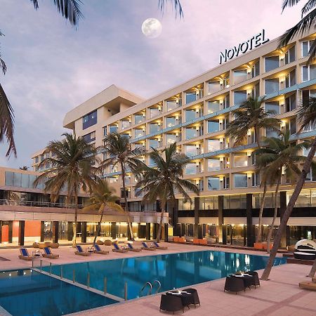 Novotel Mumbai Juhu Beach Экстерьер фото The hotel's pool
