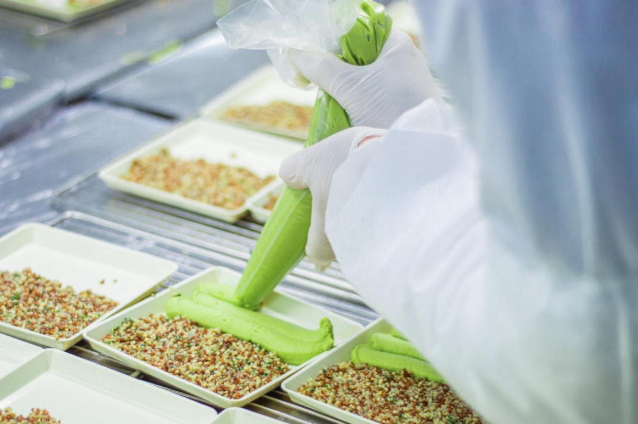 Novotel Mumbai Juhu Beach Экстерьер фото A researcher working with plant tissue culture