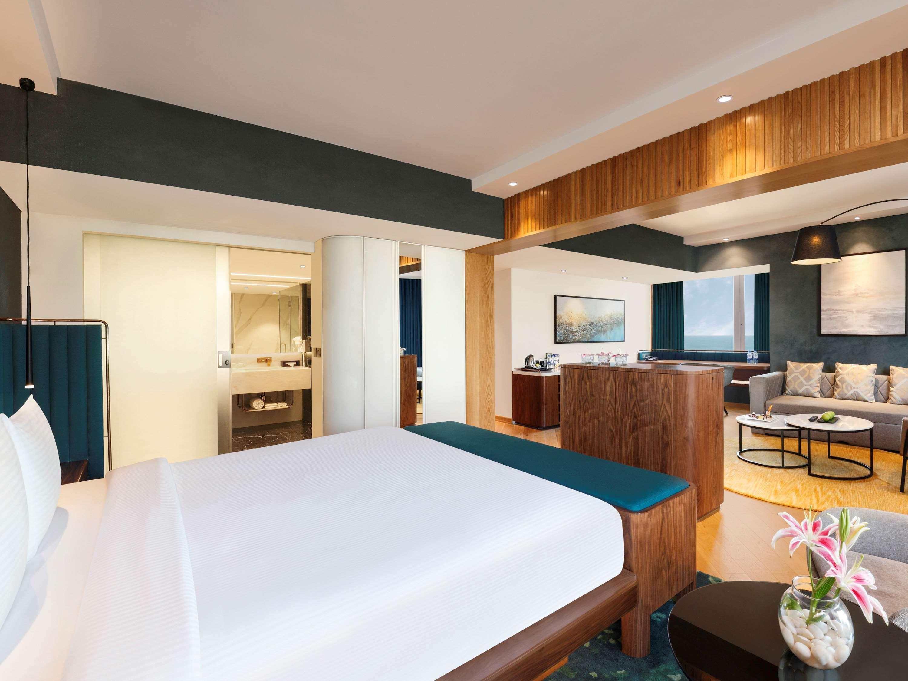 Novotel Mumbai Juhu Beach Экстерьер фото Suite