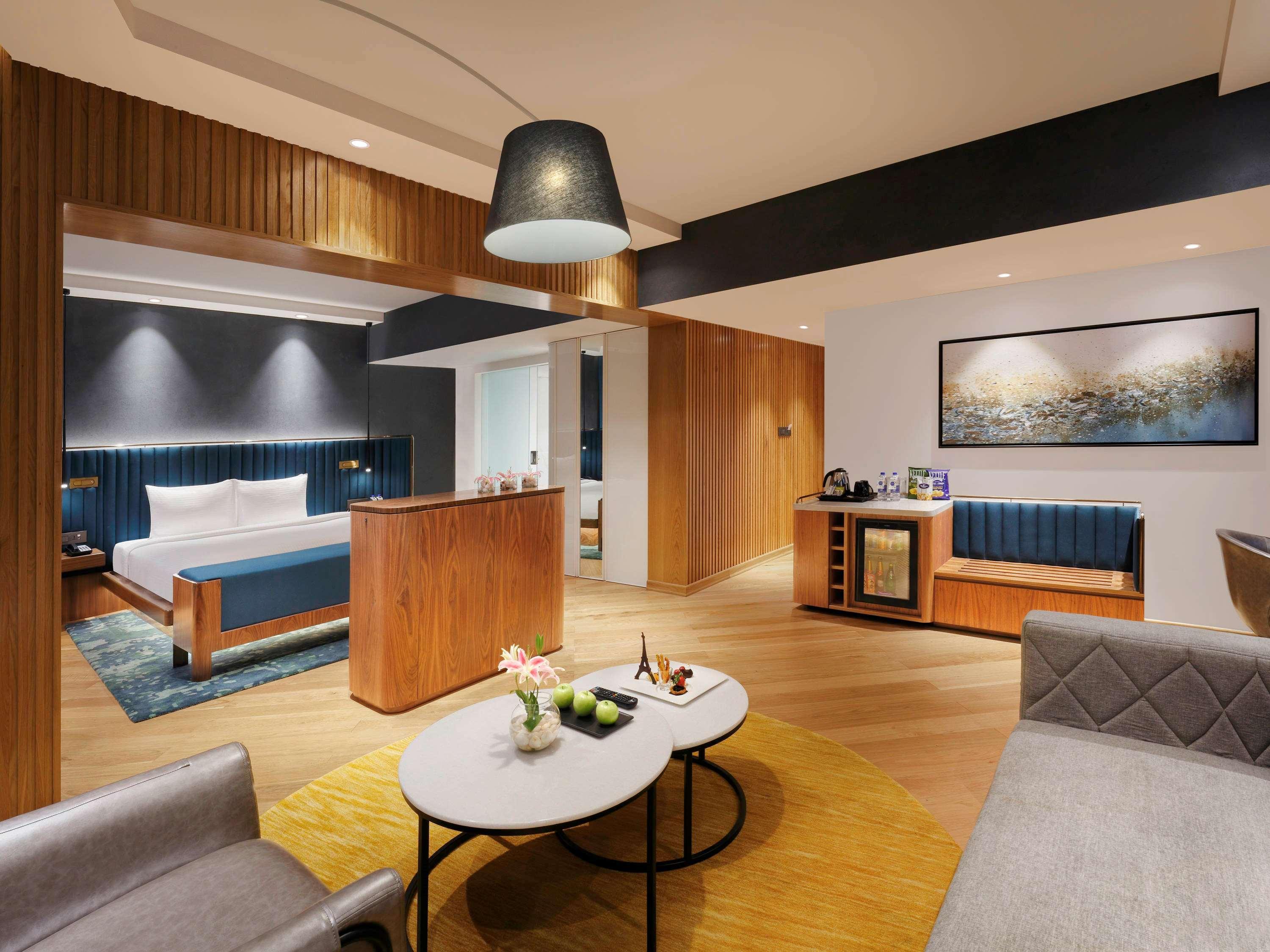 Novotel Mumbai Juhu Beach Экстерьер фото Suite