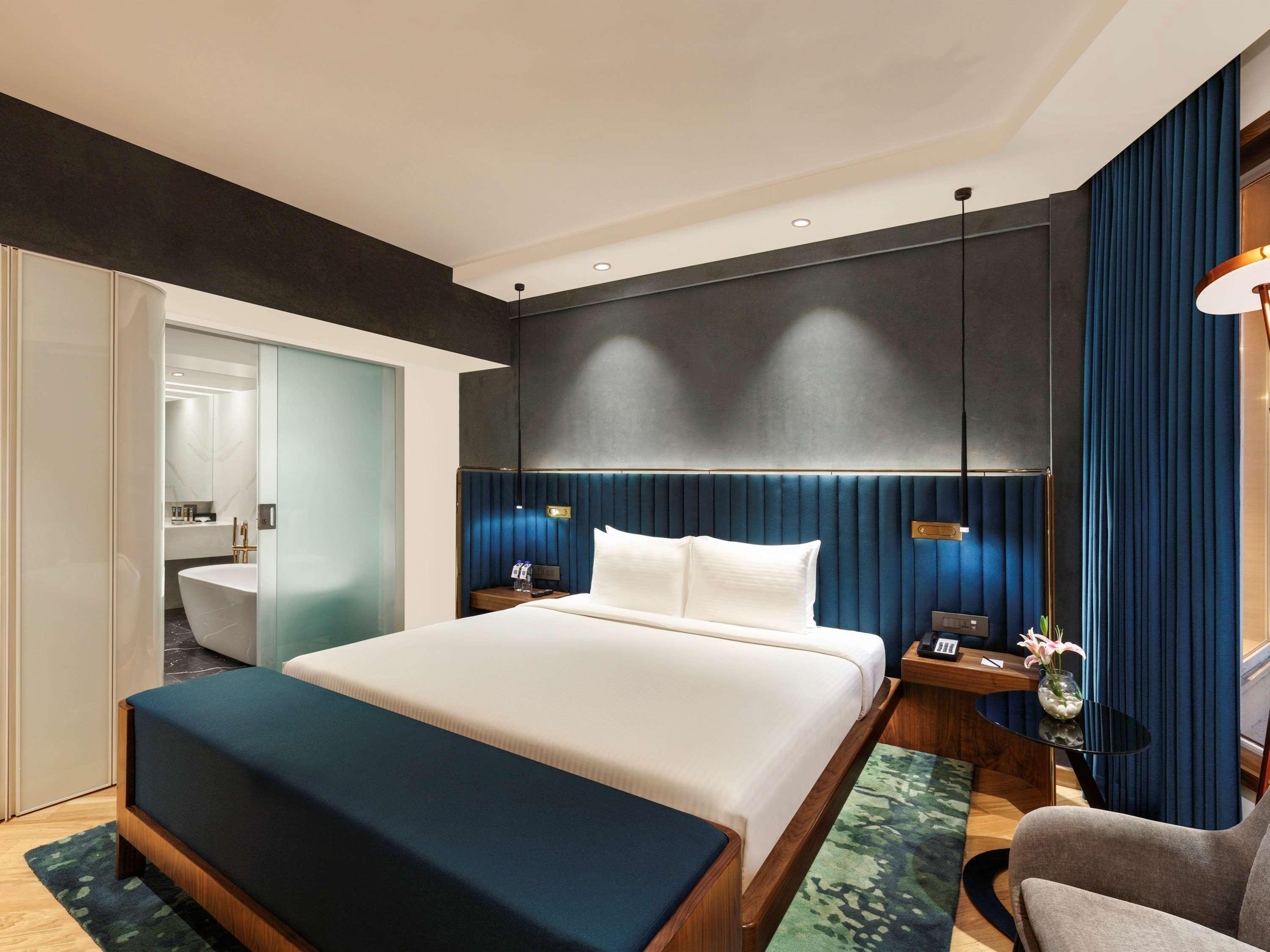 Novotel Mumbai Juhu Beach Экстерьер фото A bedroom at the hotel