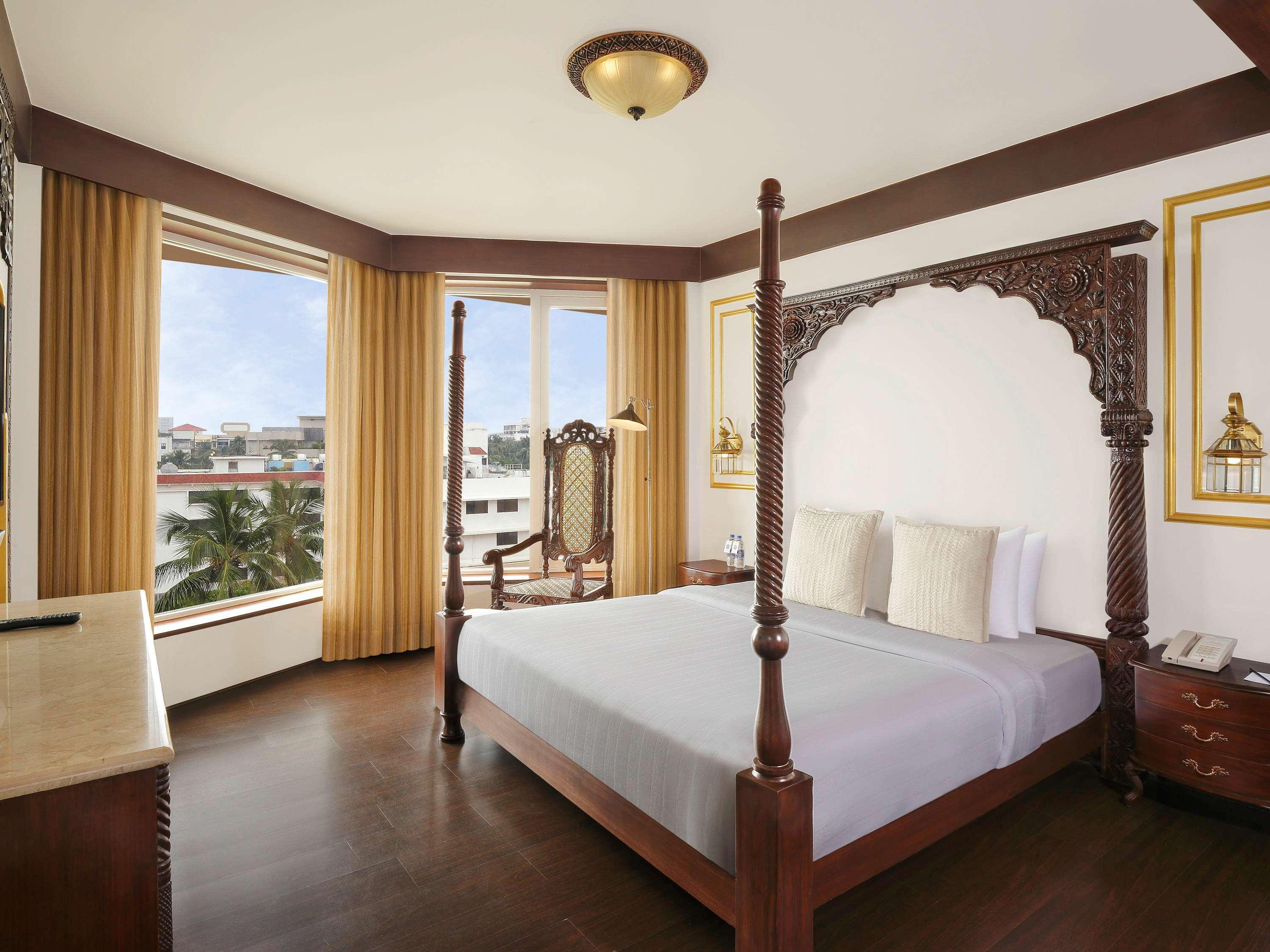 Novotel Mumbai Juhu Beach Экстерьер фото A bedroom at the hotel