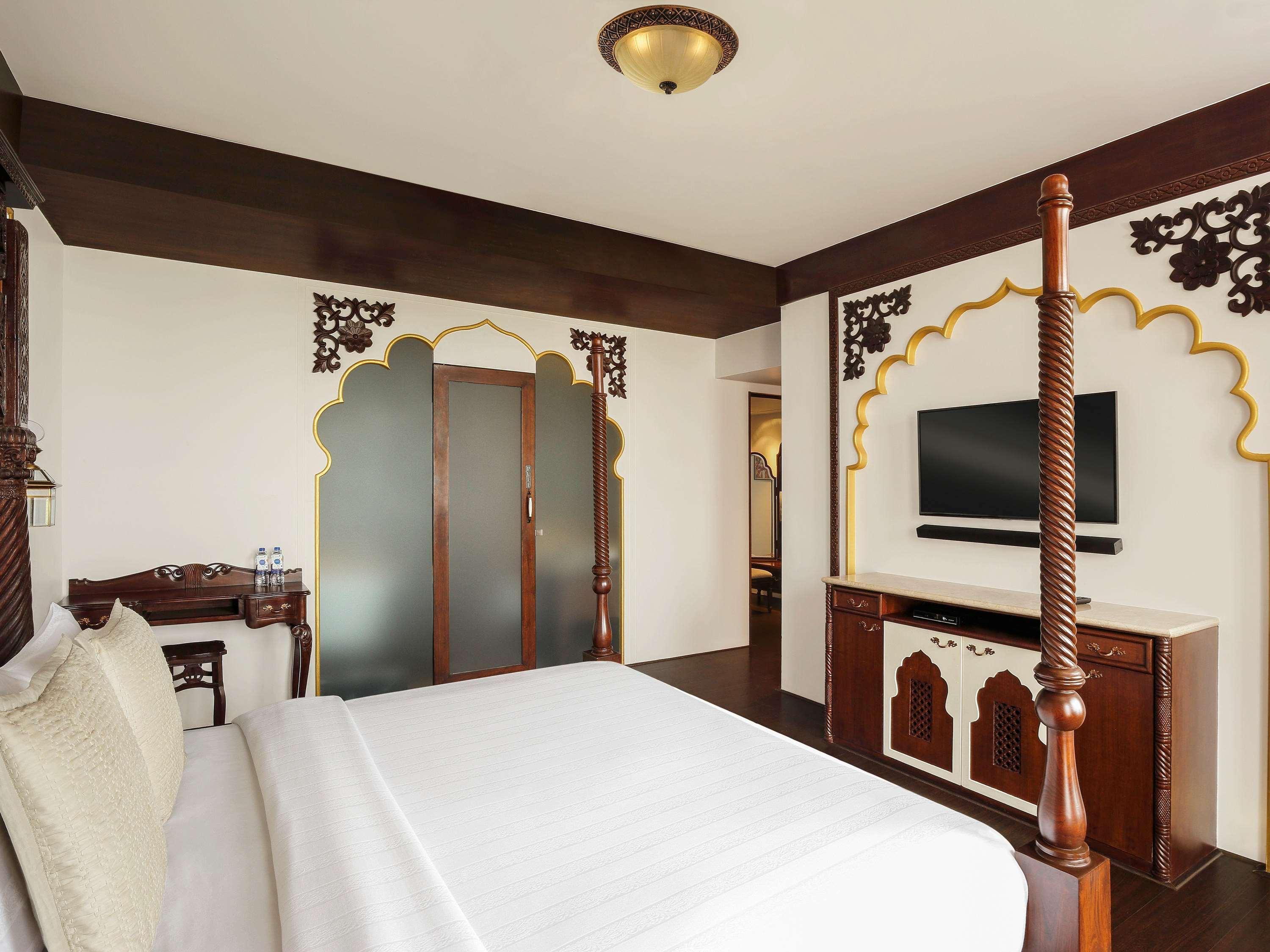 Novotel Mumbai Juhu Beach Экстерьер фото A bedroom at the Taj Mahal Palace