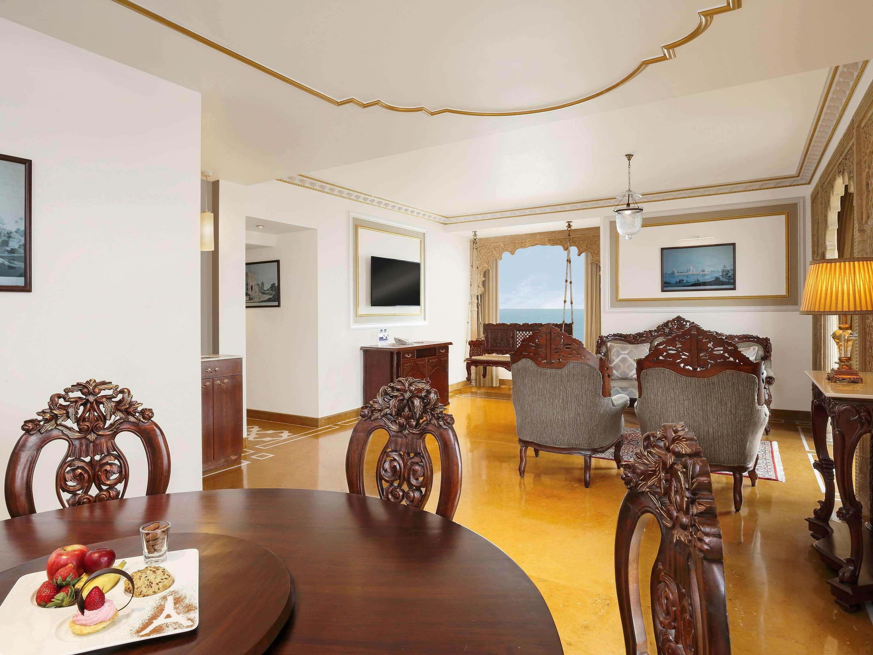 Novotel Mumbai Juhu Beach Экстерьер фото Suite