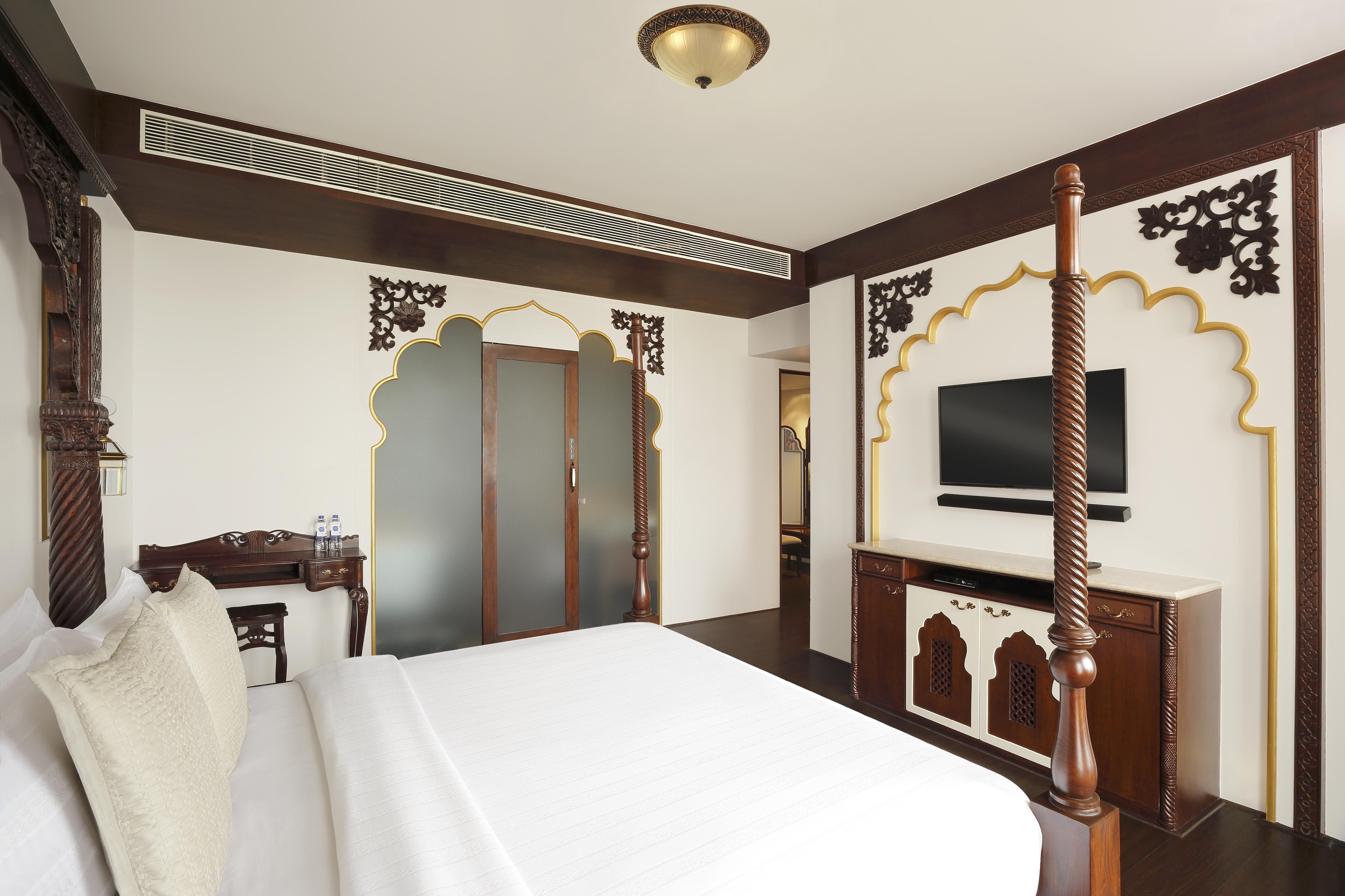 Novotel Mumbai Juhu Beach Экстерьер фото A bedroom in the hotel