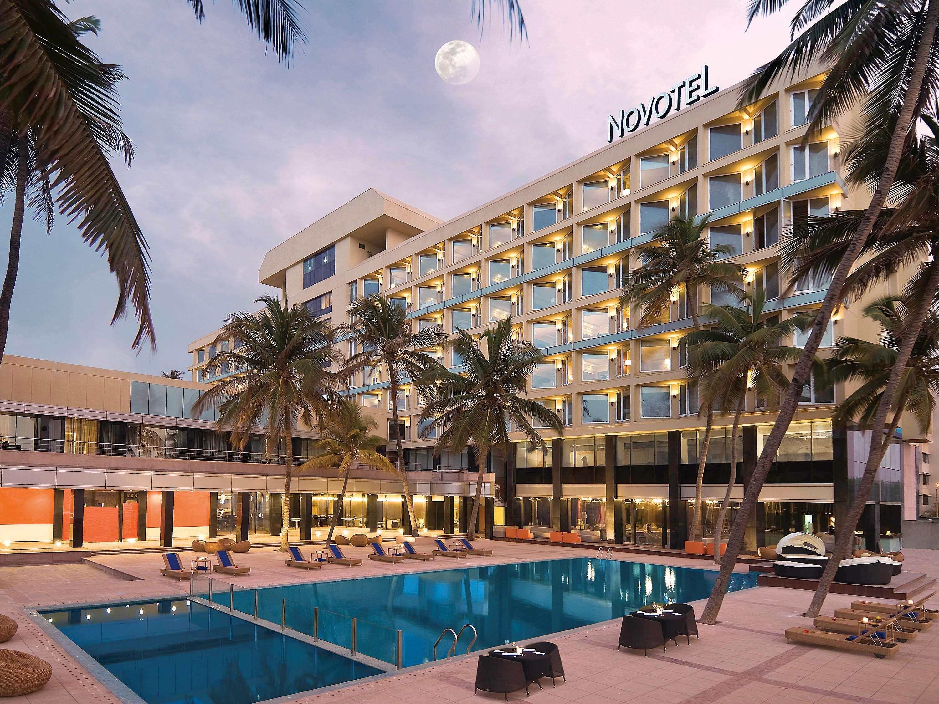 Novotel Mumbai Juhu Beach Экстерьер фото The hotel's pool