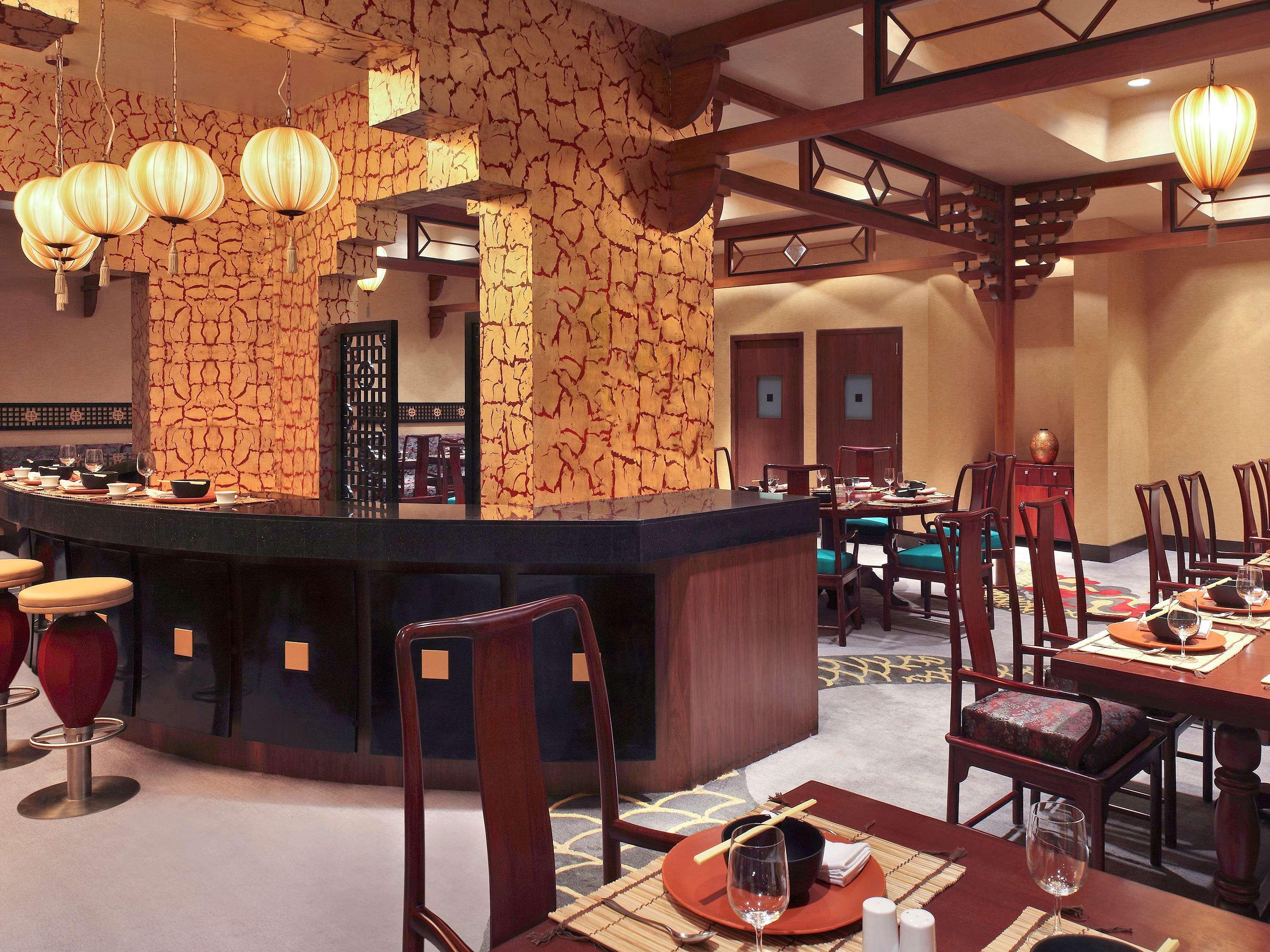Novotel Mumbai Juhu Beach Экстерьер фото Interior of a restaurant