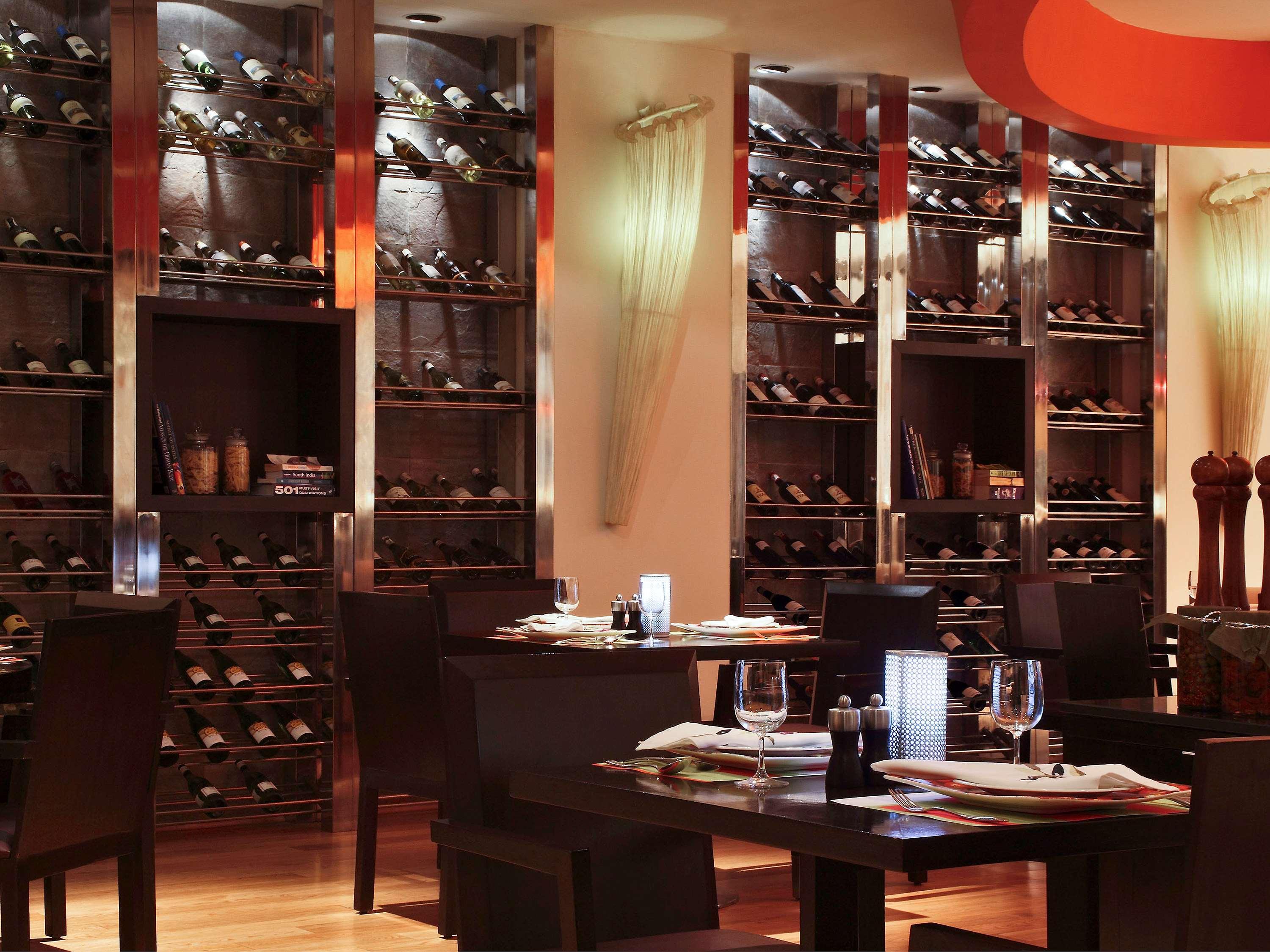 Novotel Mumbai Juhu Beach Экстерьер фото The interior of the restaurant