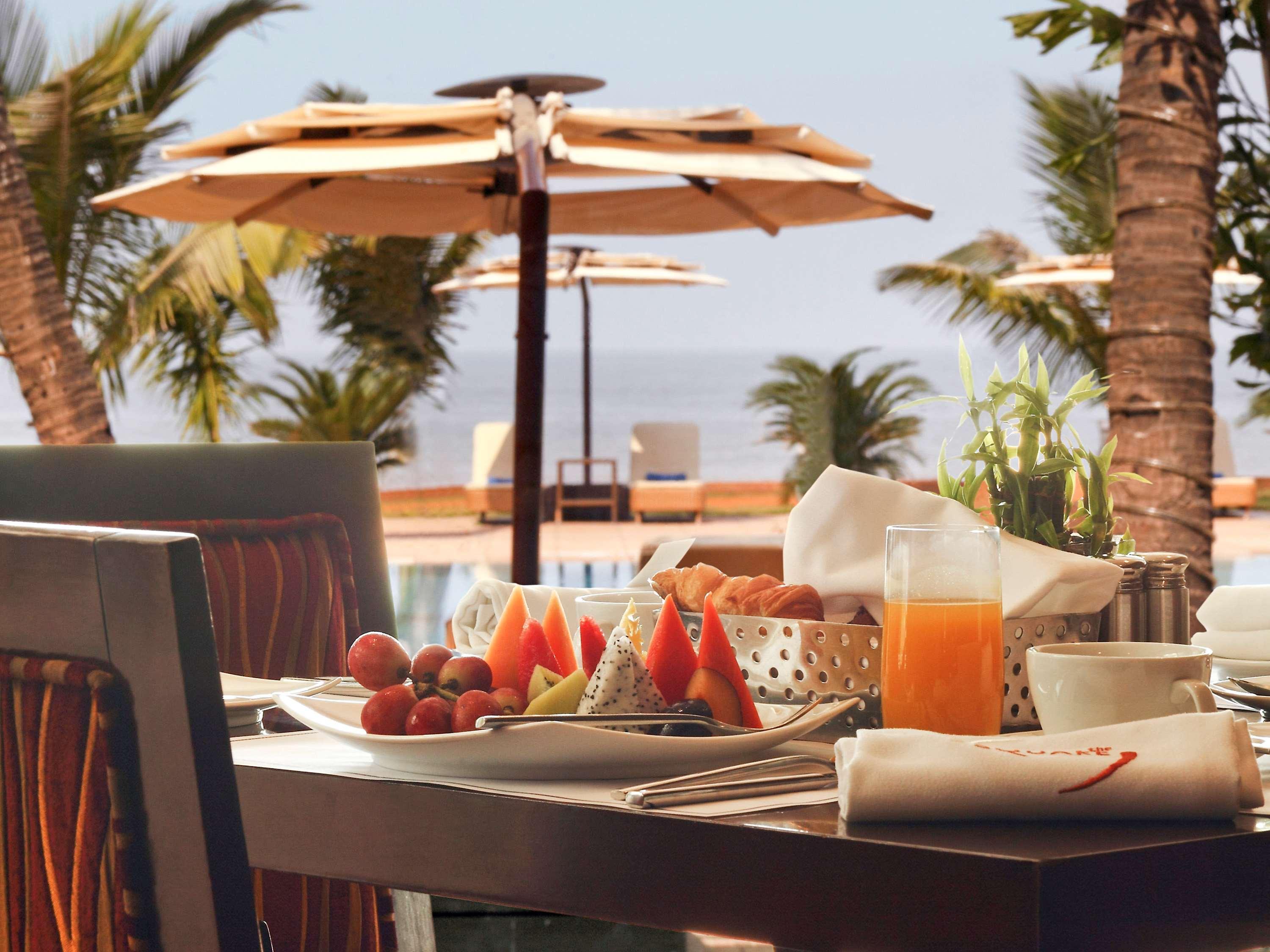 Novotel Mumbai Juhu Beach Экстерьер фото Breakfast at the beach