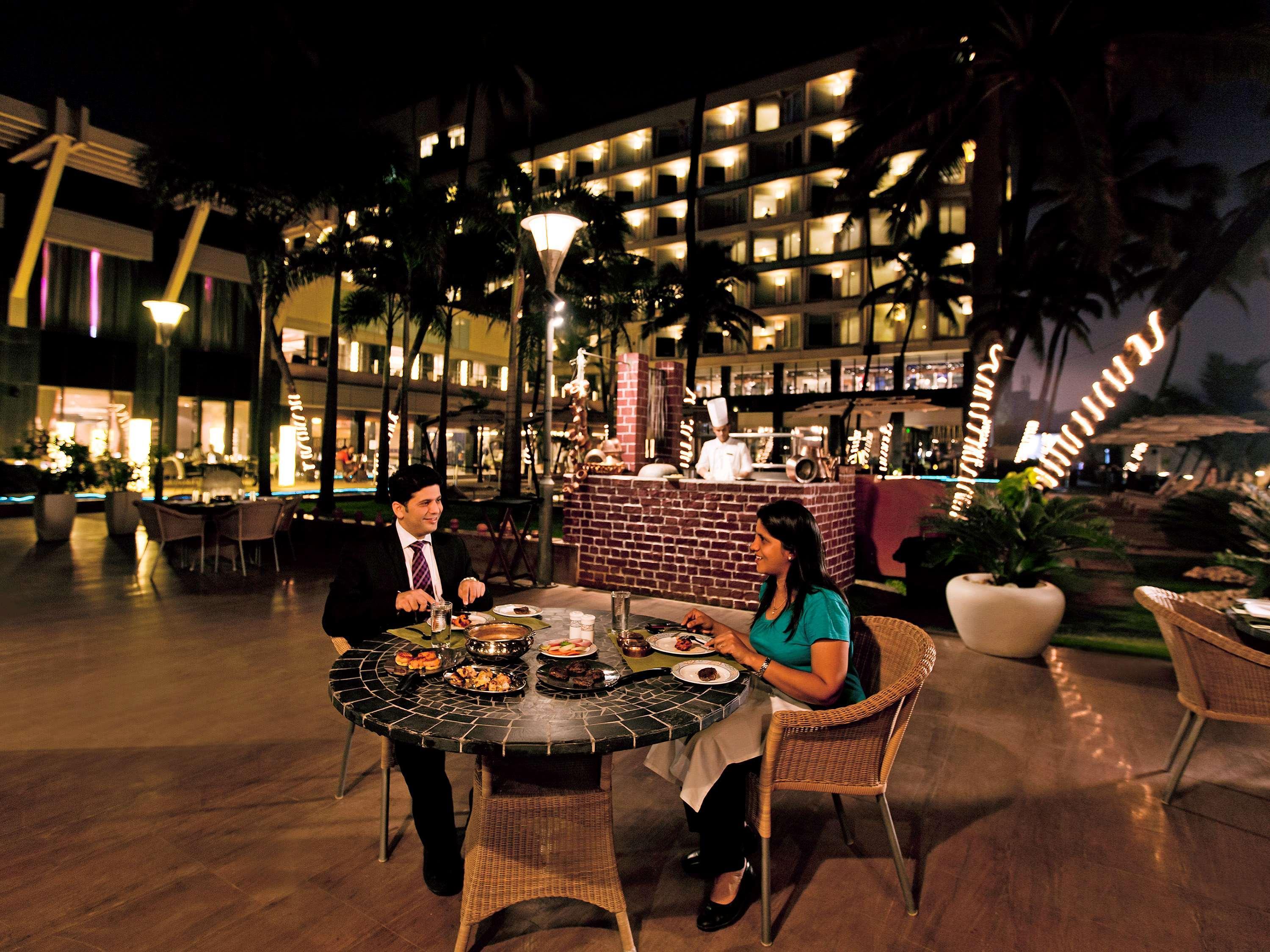 Novotel Mumbai Juhu Beach Экстерьер фото The Royal Bar