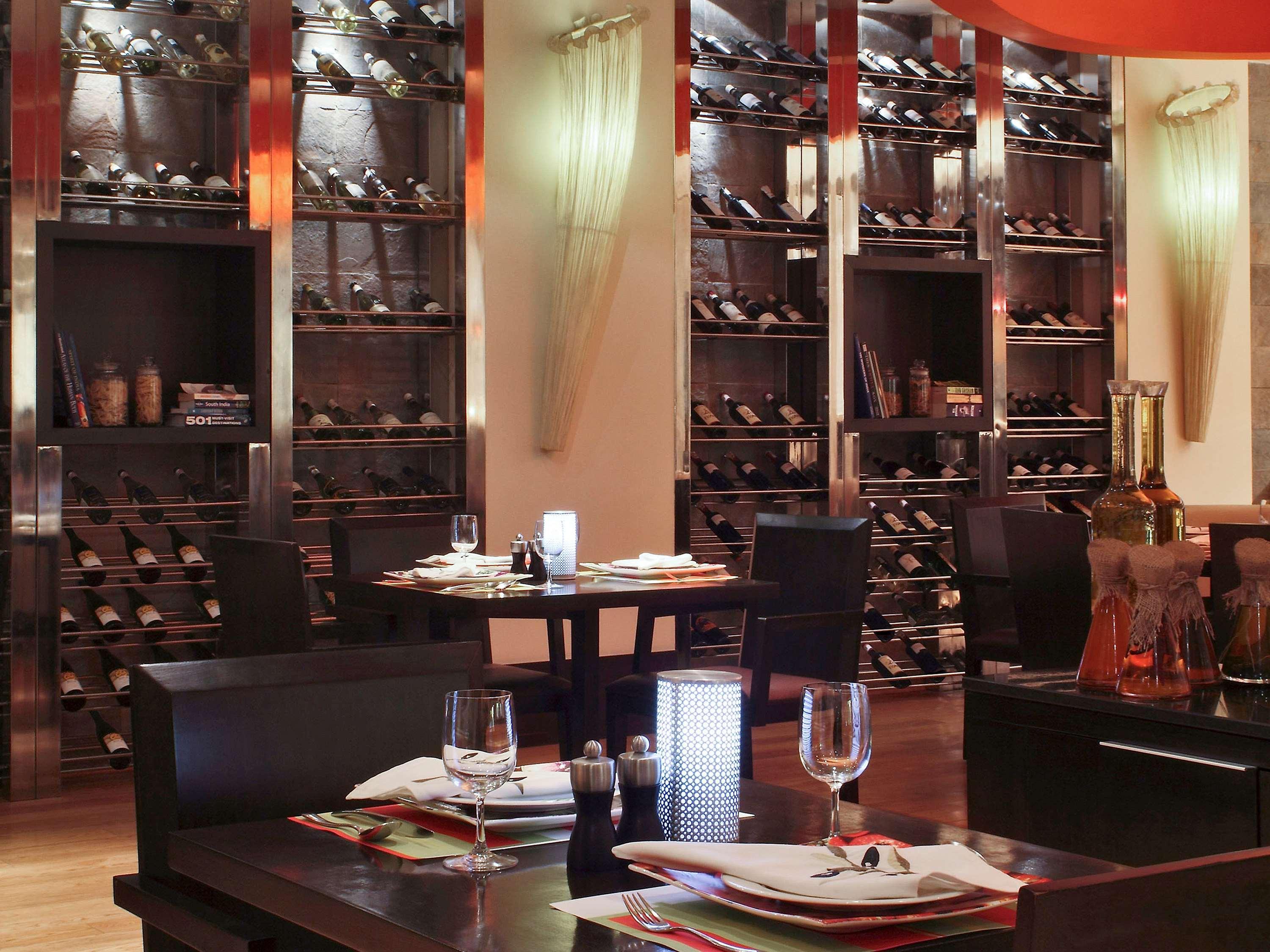 Novotel Mumbai Juhu Beach Экстерьер фото The interior of the restaurant