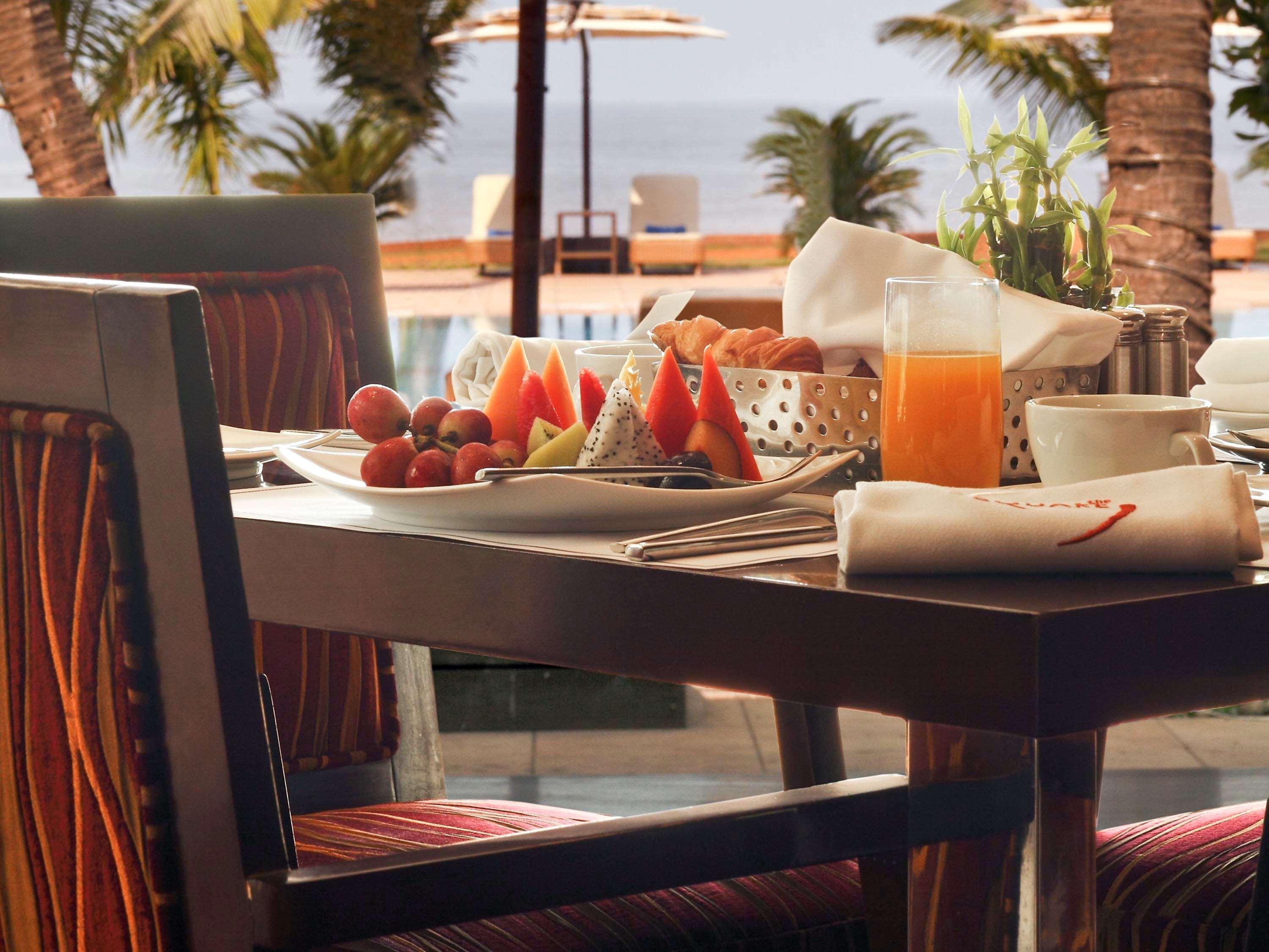 Novotel Mumbai Juhu Beach Экстерьер фото A Christmas cracker on a table laid for breakfast