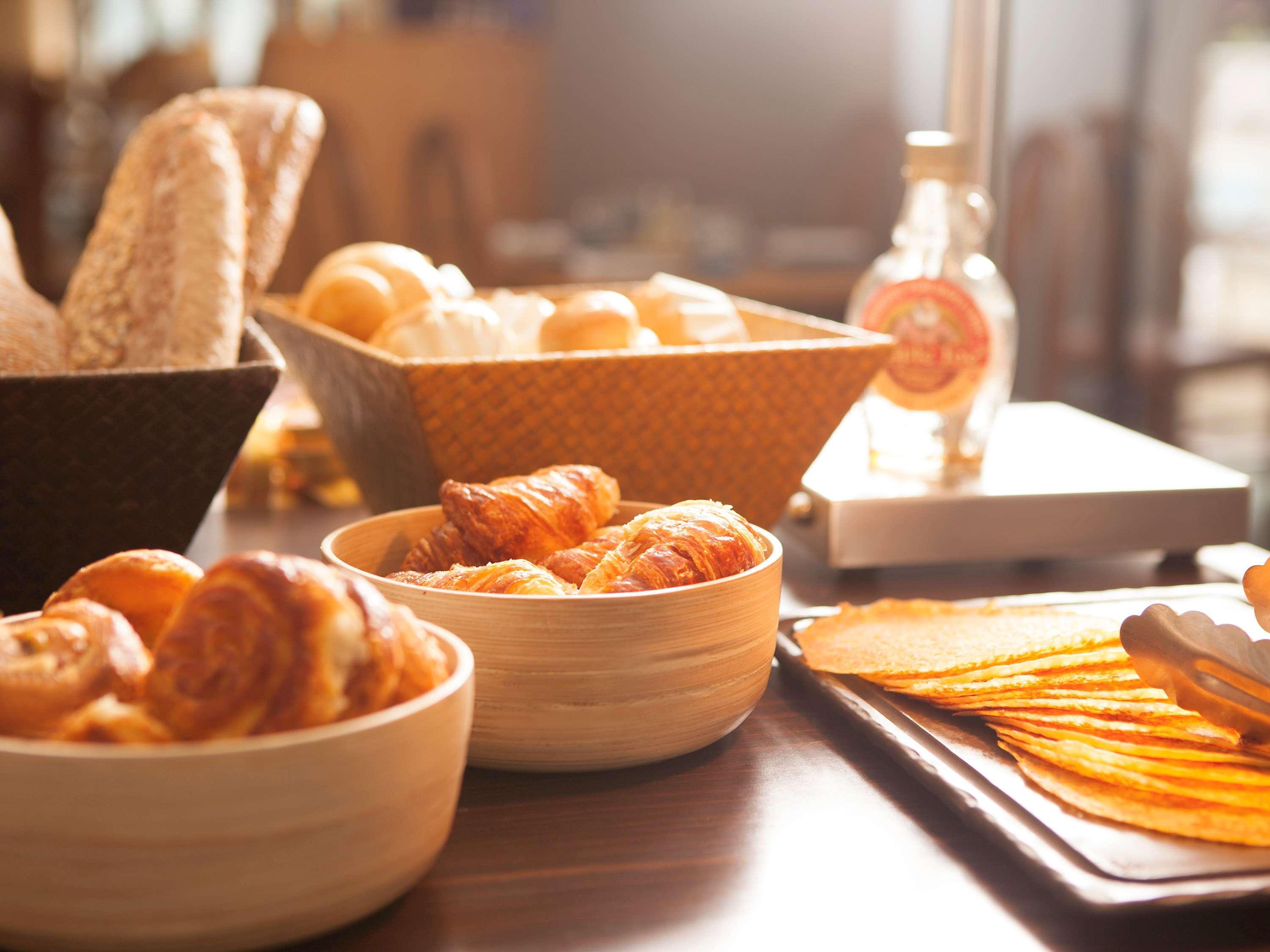 Novotel Mumbai Juhu Beach Экстерьер фото A selection of breads and pastries
