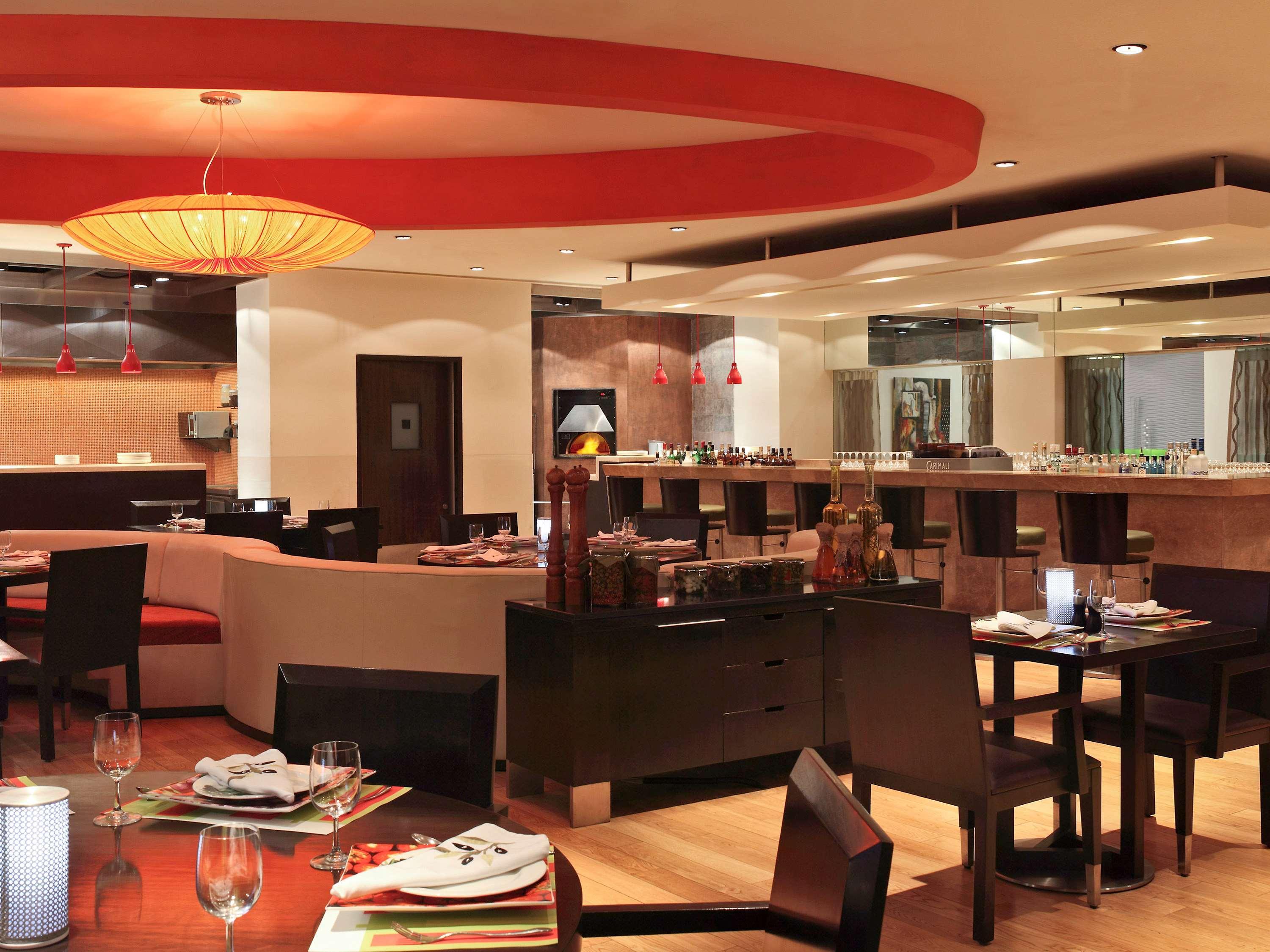 Novotel Mumbai Juhu Beach Экстерьер фото The interior of a typical restaurant
