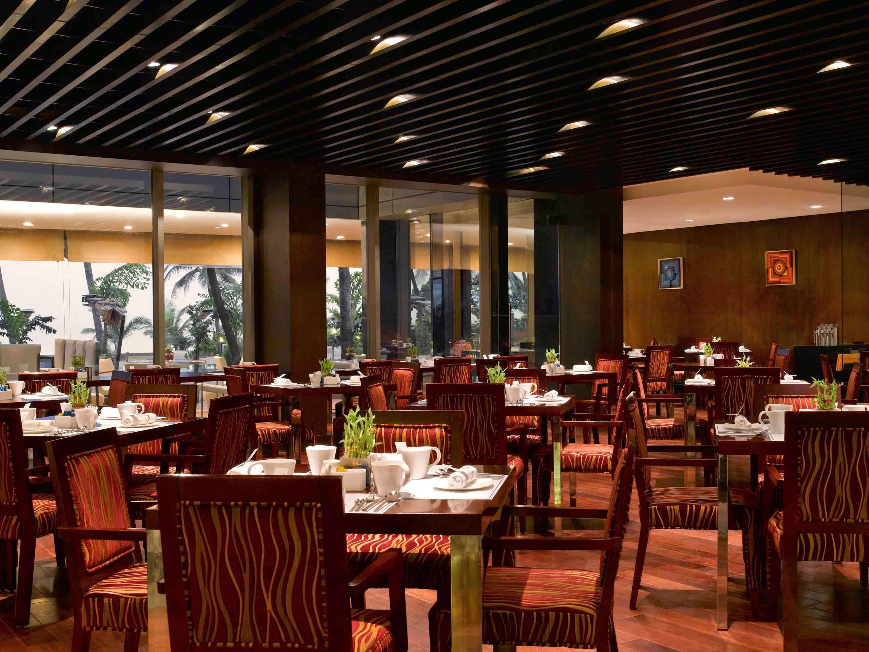 Novotel Mumbai Juhu Beach Экстерьер фото The restaurant
