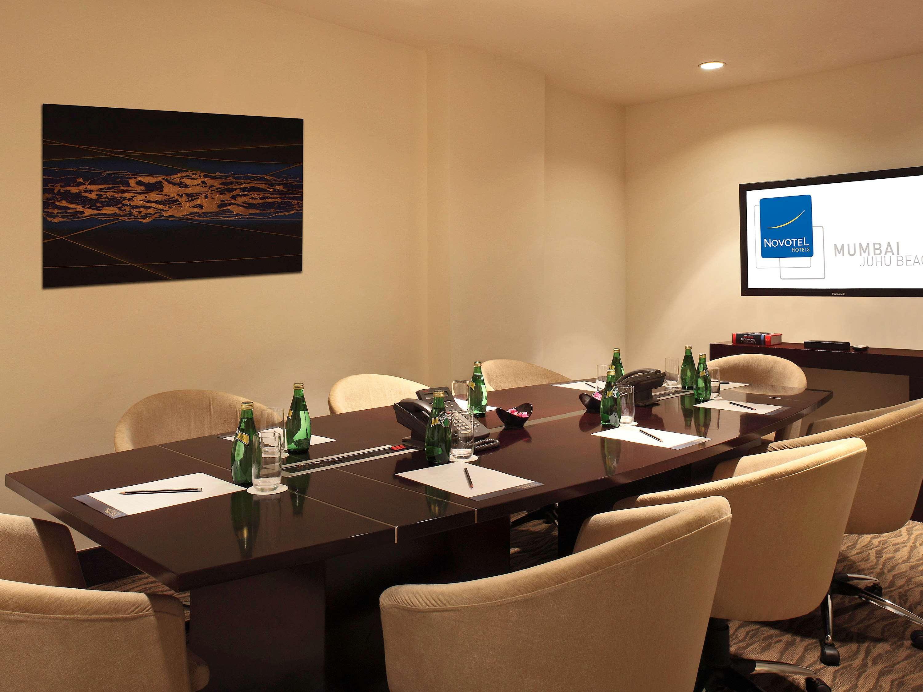 Novotel Mumbai Juhu Beach Экстерьер фото Meeting room at the hotel