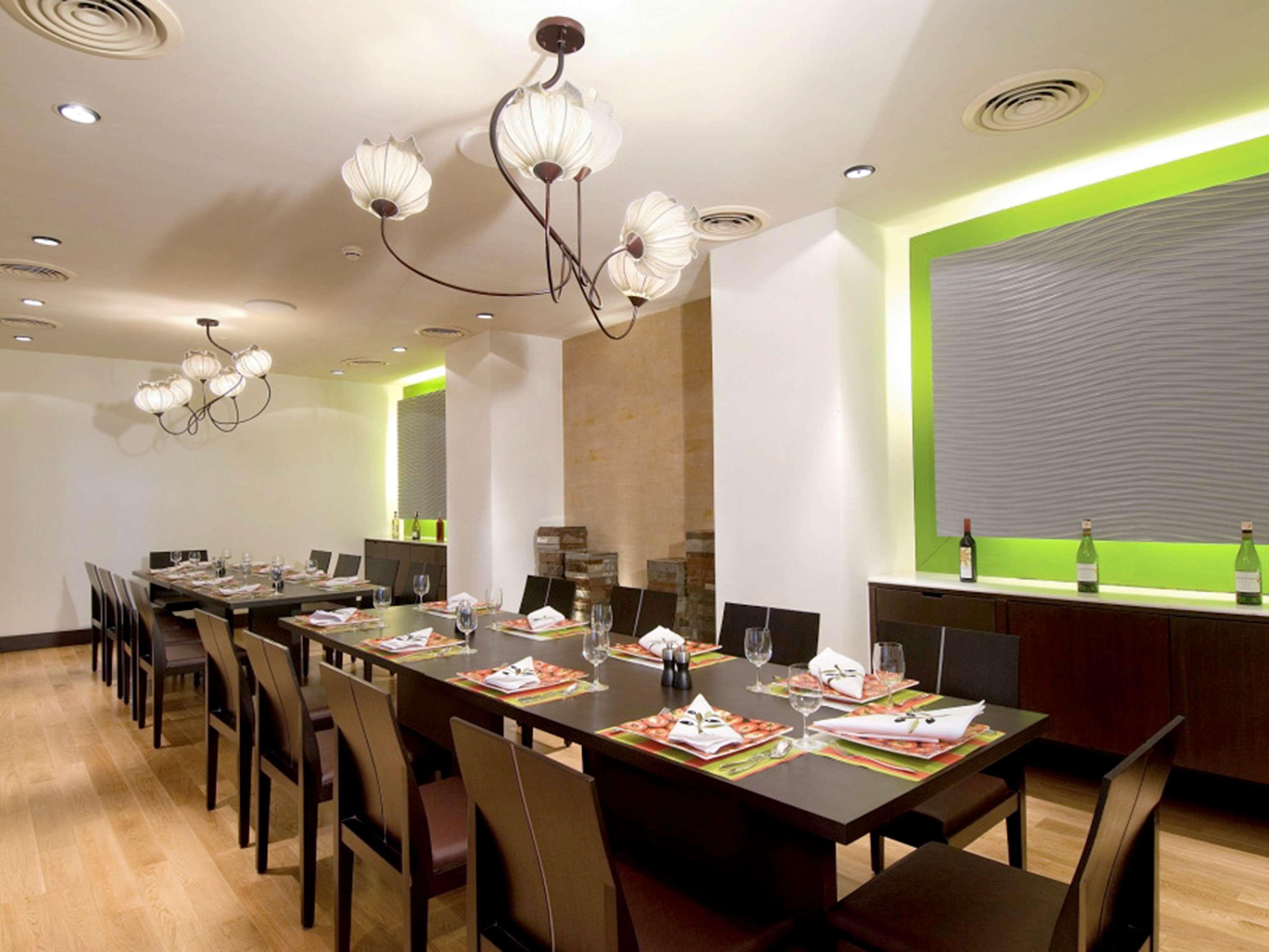 Novotel Mumbai Juhu Beach Экстерьер фото The private dining room at the restaurant
