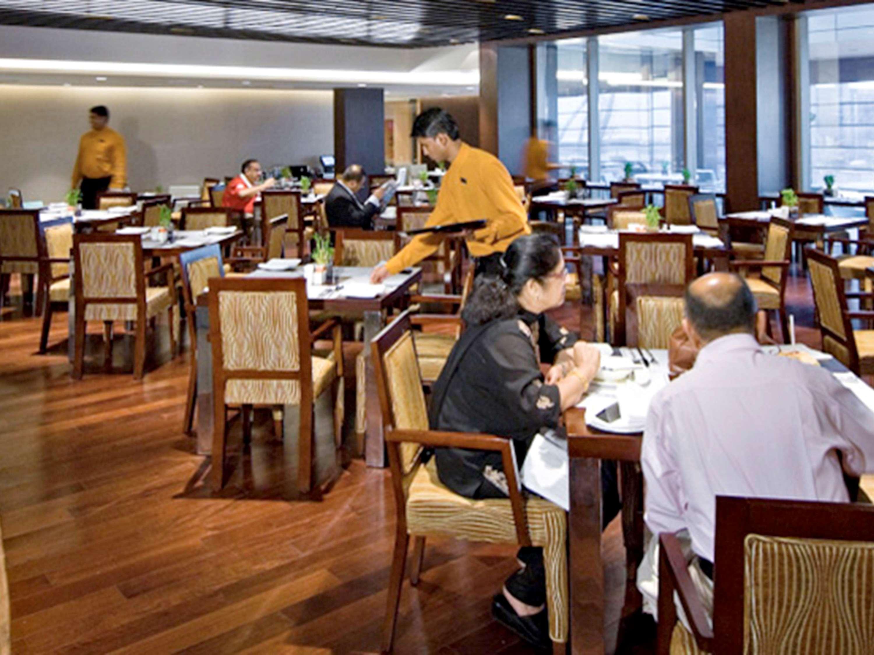 Novotel Mumbai Juhu Beach Экстерьер фото A restaurant in India