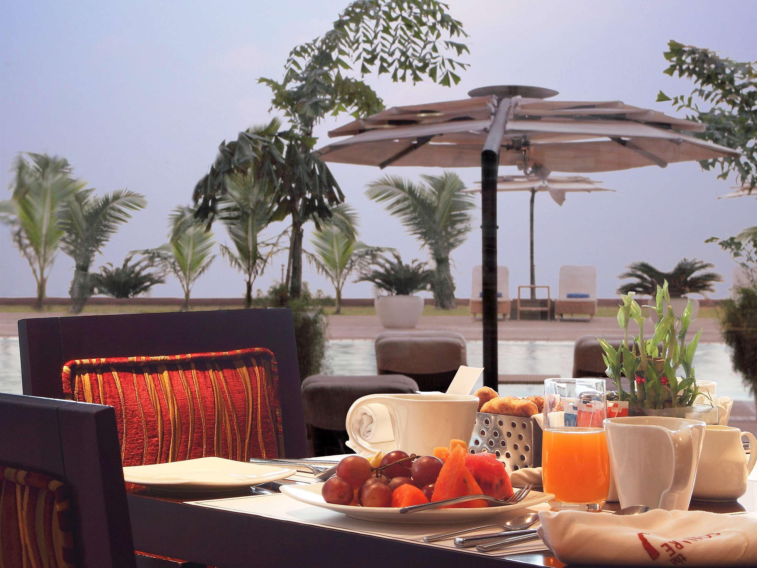 Novotel Mumbai Juhu Beach Экстерьер фото The poolside at the Taj Bengal